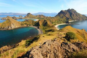 Een prachtig uitzicht op water en bergen in Indonesië