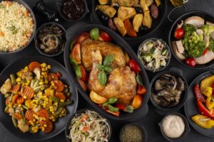 Verschillende soorten eten in borden en kommen op een tafel