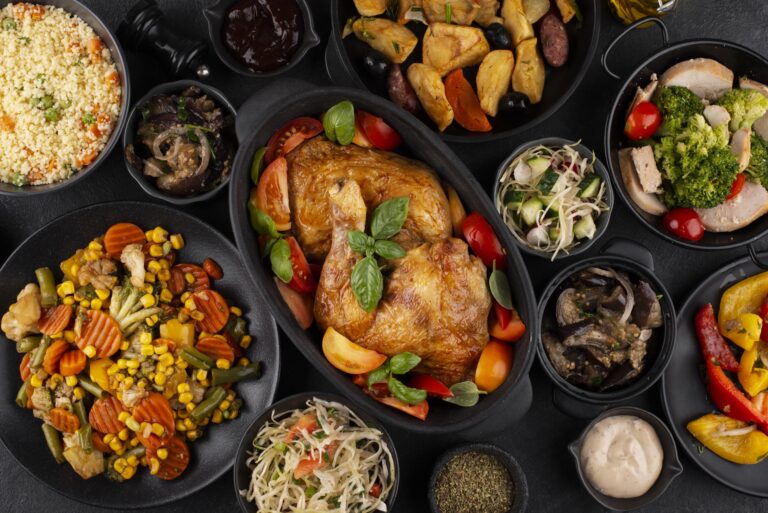 Verschillende soorten eten in borden en kommen op een tafel